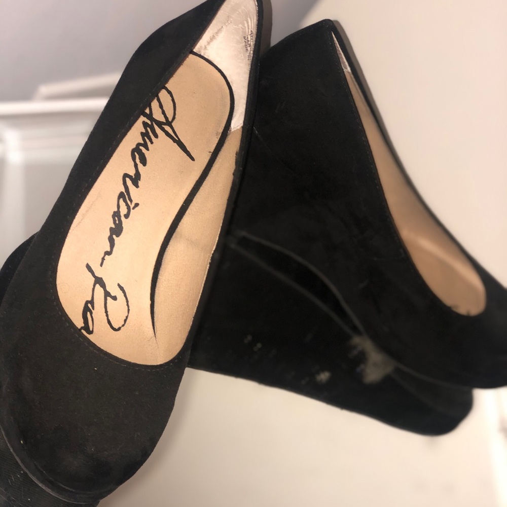 Black wedges